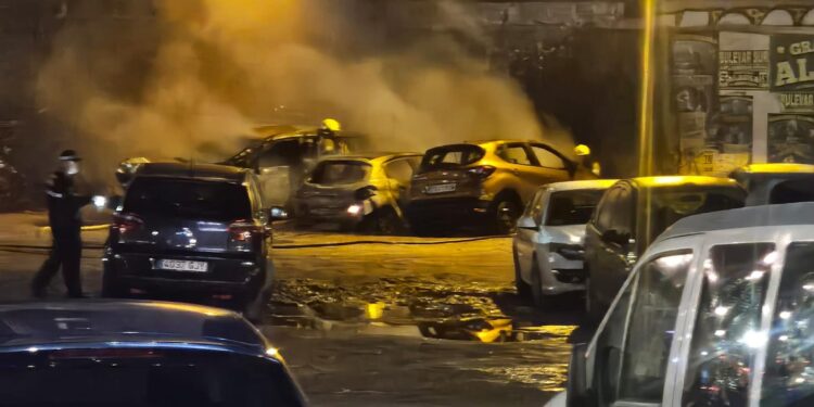 Un incendio en un solar de la Av Pio XII calcina varios vehículos y afecta a una fachada