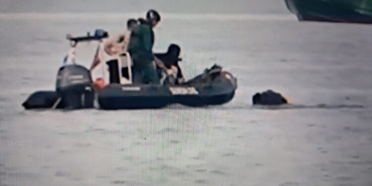 Desalojan una playa de Dénia para explosionar un artefacto de la Guerra Civil hallado en el mar