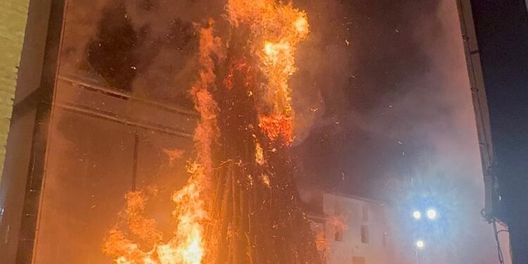 Canals hace historia ante el fuego: «La Bella Improvisada» arde ante el mundo 1 Canals hace historia ante el fuego: «La Bella Improvisada» arde ante el mundo
