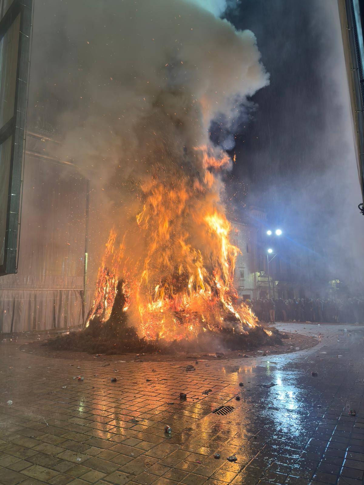 Canals hace historia ante el fuego: «La Bella Improvisada» arde ante el mundo 4 WhatsApp Image 2026 01 16 at 22.05.11