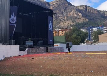 Concierto de la Fúmiga en Tavernes de la Valldigna: coches sobre las aceras y basura y papeles al río Vaca