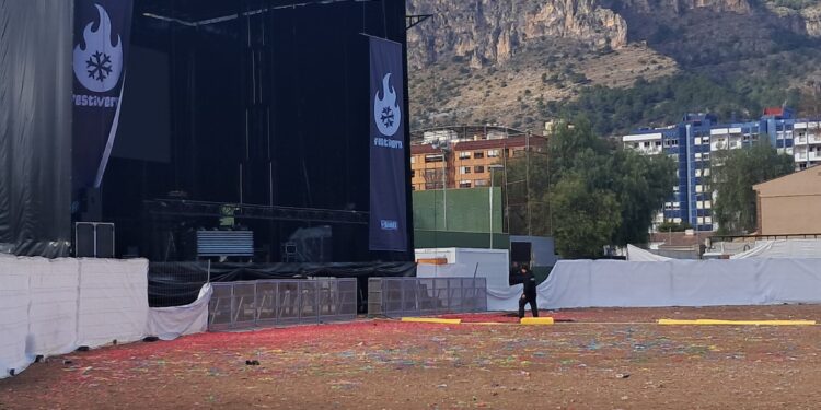 Concierto de la Fúmiga en Tavernes de la Valldigna: coches sobre las aceras y basura y papeles al río Vaca