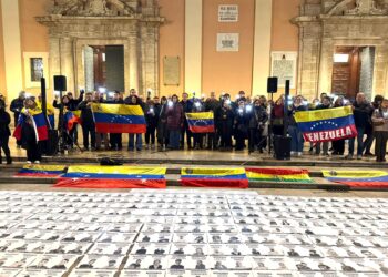 Valencia acoge un homenaje simbólico a los presos políticos venezolanos en la Plaza de la Virgen