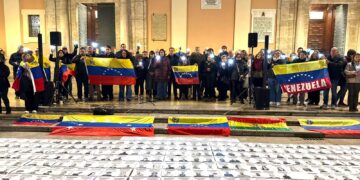 Valencia acoge un homenaje simbólico a los presos políticos venezolanos en la Plaza de la Virgen
