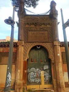 Fachada de La Ceramo en Benicalap con pintadas y carteles ilegales, Valencia.