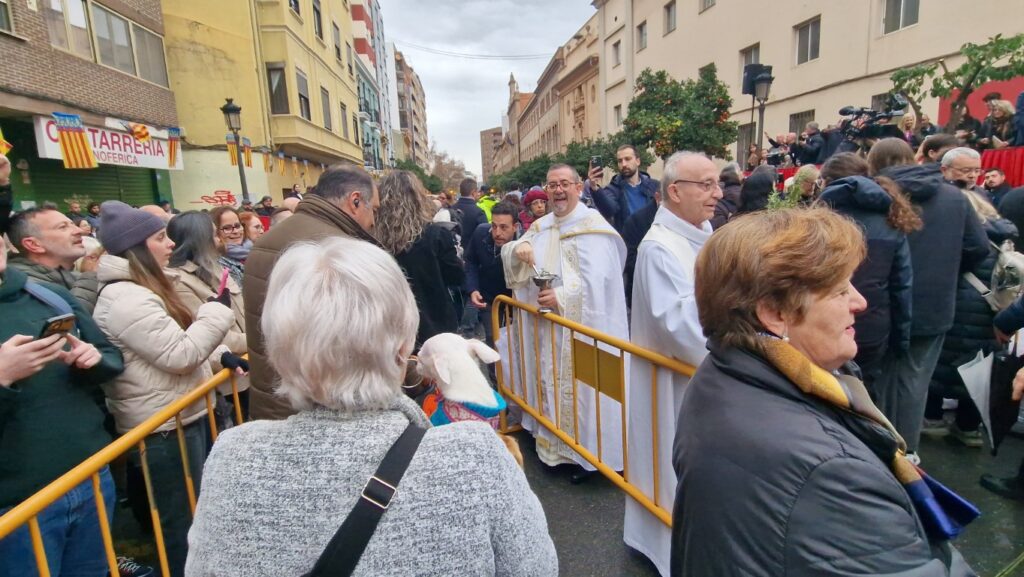 bendicion de animales de la calle Sagunto reune a miles de personas en Valencia por San Antonio Abad 20260117 104730 79 Mediana