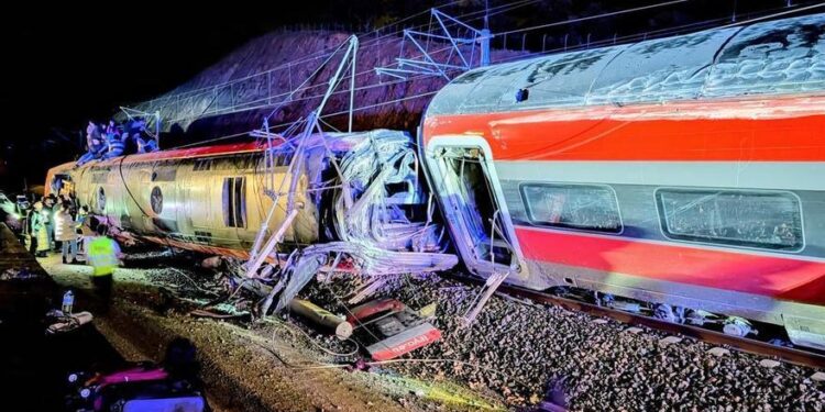 TRAGEDIA FERROVIARIA: De momento 10 fallecidos en un choque frontal entre un tren Iryo y un convoy de Renfe tras un descarrilamiento 1 21 muertos y más de 100 heridos en el choque entre trenes: Iryo y un Alvia en Adamuz