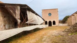 Sant Domènech Xàtiva: El claustro de la vergüenza y la "pataleta" de un gobierno contra la realidad 2 Estado de abandono del claustro de Sant Domènech en Xàtiva con lonas rotas