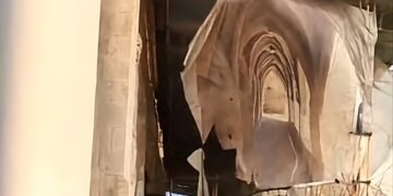 Estado de abandono del claustro de Sant Domènech en Xàtiva con lonas rotas