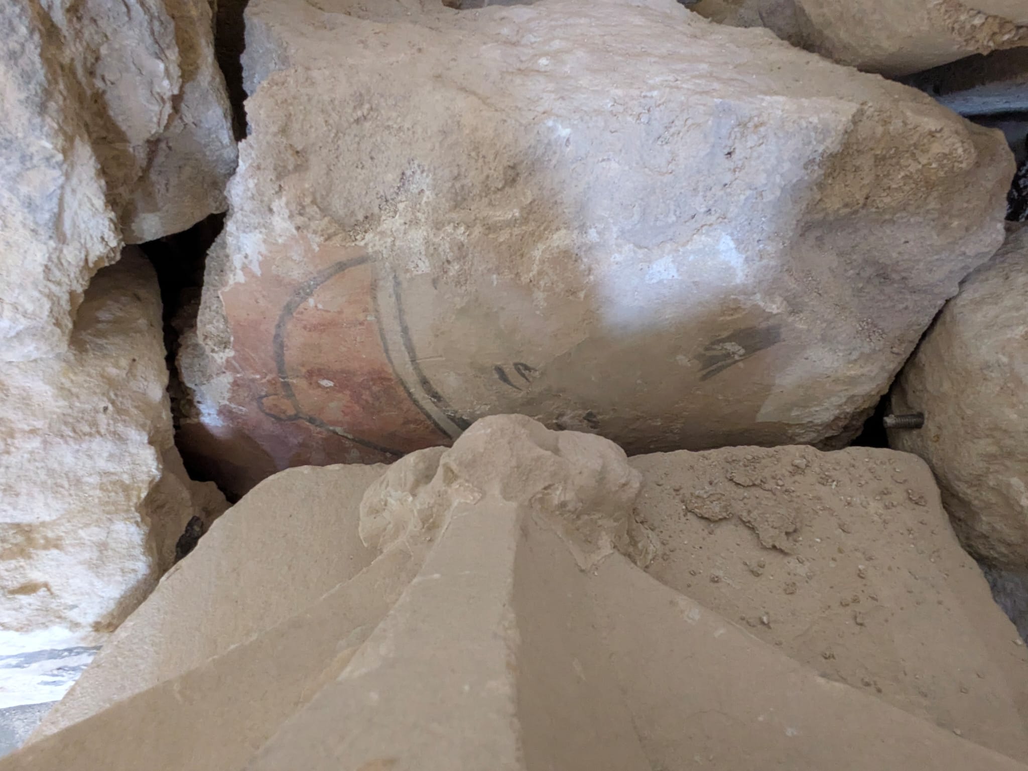 Sant Domènech Xàtiva: El claustro de la vergüenza y la "pataleta" de un gobierno contra la realidad 4 Estado de abandono de los sillares del claustro de Sant Domènech en Xàtiva con lonas rotas