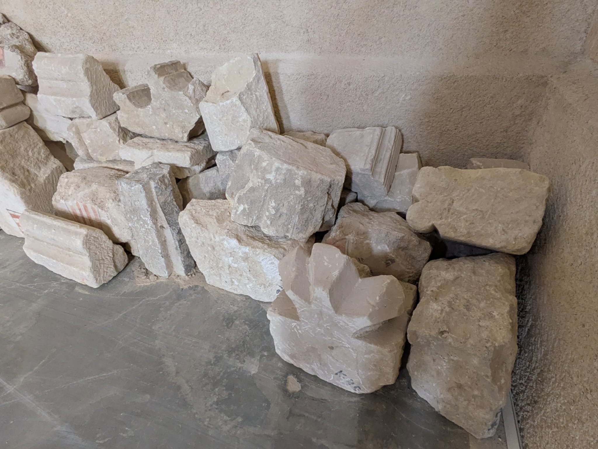 Sant Domènech Xàtiva: El claustro de la vergüenza y la "pataleta" de un gobierno contra la realidad 3 Estado de abandono de los sillares del claustro de Sant Domènech en Xàtiva con lonas rotas