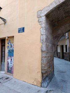 Parcheado con pintura pl&aacute;stica sobre piedra original en el Portal de la Valldigna, Valencia.