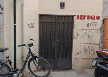 Pintadas y grafitis en la fachada del refugio antiaéreo de la calle Serrans en Valencia.