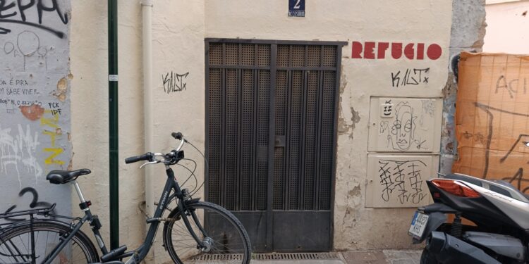 Pintadas y grafitis en la fachada del refugio antiaéreo de la calle Serrans en Valencia.
