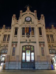 Detalle artesanal de la fachada de la Estaci&oacute;n del Norte de Valencia