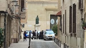 Xàtiva: El espejismo de FITUR frente a la cruda realidad de un casco antiguo en llamas 2 Pelea con barras de hierro en la plaza de la Seu de Xàtiva