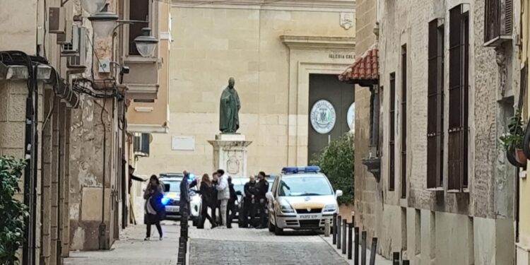 Xàtiva: El espejismo de FITUR frente a la cruda realidad de un casco antiguo en llamas 1 Pelea con barras de hierro en la plaza de la Seu de Xàtiva