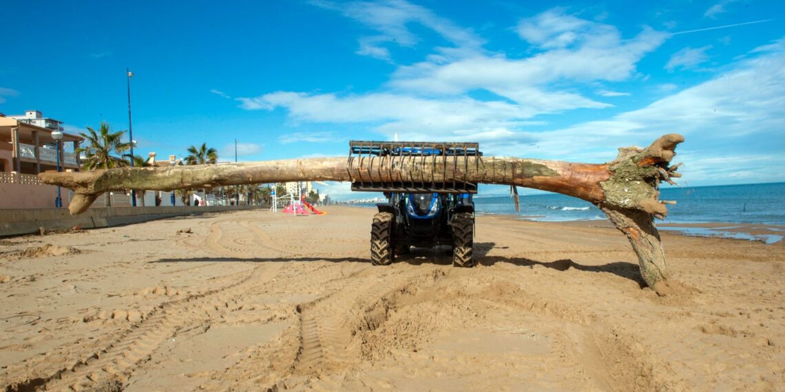 Diputació de Valéncia adelanta la limpieza de playas y estrena maquinaria ecológica frente a los temporales