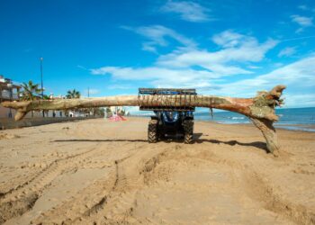 Diputació de Valéncia adelanta la limpieza de playas y estrena maquinaria ecológica frente a los temporales