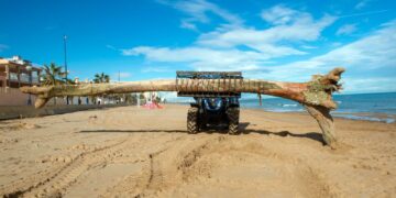Diputació de Valéncia adelanta la limpieza de playas y estrena maquinaria ecológica frente a los temporales