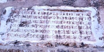 Inscripción gótica de 1381 y templete barroco del Micalet de Valencia, obra de Andreu Julià. Josep Franch, Pere Balaguer y Martí Llobet