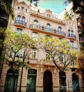Fachada ornamental de estilo modernista en el Ensanche Noble visitada en las rutas guiadas Valencia