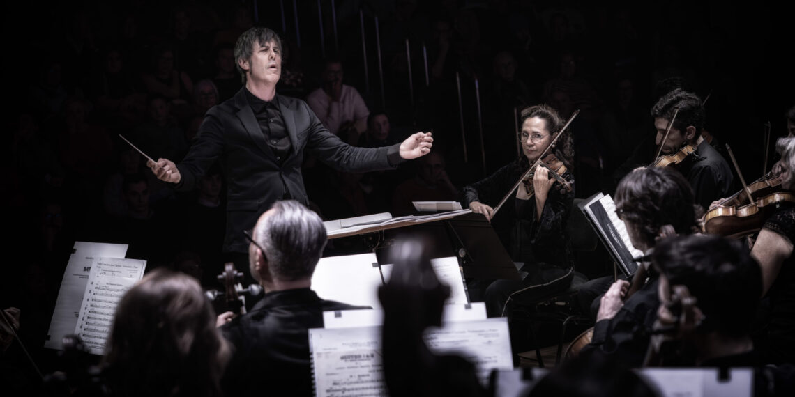 La Orquesta de Valéncia y Nacho de Paz inauguran el 2026 1 Nacho de Paz dirige la Orquesta de Valencia en el Palau de la Música