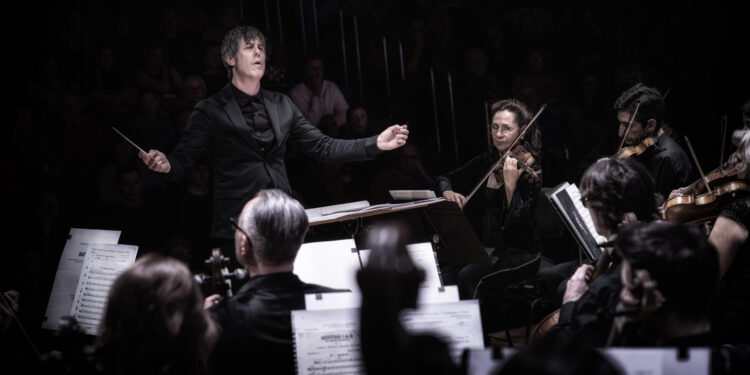 Nacho de Paz dirige la Orquesta de Valencia en el Palau de la Música