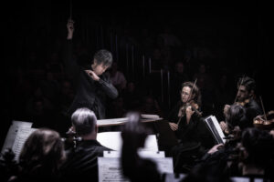 La Orquesta de Valéncia y Nacho de Paz inauguran el 2026 3 Nacho de Paz dirige la Orquesta de Valencia en el Palau de la Música