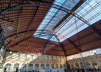 La luz recobra su templo en la Estación del Norte: el esplendor de Ribes y Grasset emerge tras los andamios 18 Vestíbulo de la Estación del Norte de Valencia tras la retirada de andamios
