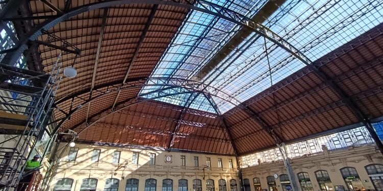 Vestíbulo de la Estación del Norte de Valencia tras la retirada de andamios
