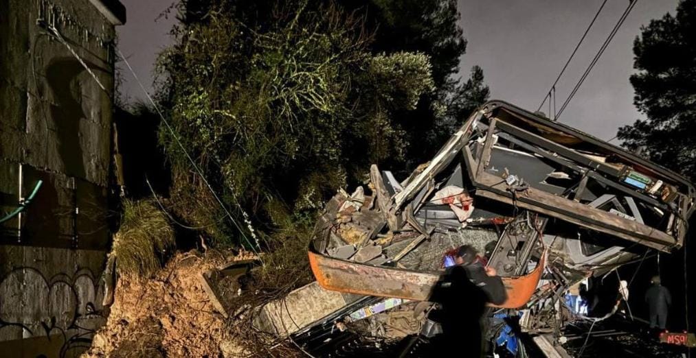20 heridos en Rodalies de Cataluña tras el descarrilamiento de un tren sobre el que ha caído un muro de contención 2 rodalies cat 3