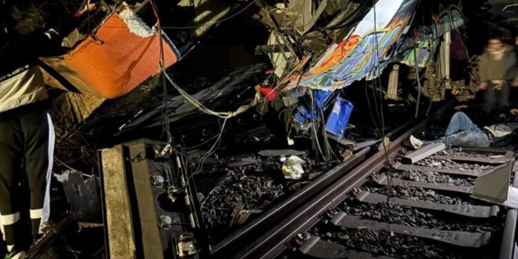 20 heridos en Rodalies de Cataluña tras el descarrilamiento de un tren sobre el que ha caído un muro de contención 1 20 heridos en Rodalies de Cataluña tras el descarrilamiento de un tren sobre el que ha caído un muro de contención