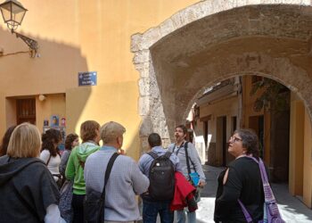 Guía profesional explicando la historia de la ciudad a un grupo durante una de las rutas guiadas Valencia