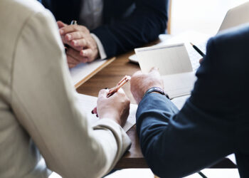 Permisos laborales que debes conocer en 2026: maternidad, paternidad, cuidado familiar y más