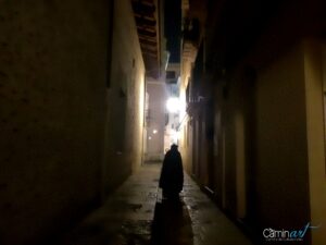 Callej&oacute;n iluminado del barrio de la Seo durante la ruta nocturna de Valencia misteriosa