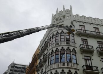 La plaza del Ayuntamiento se prepara para la pólvora: arranca la inspección de fachadas antes de las mascletaes