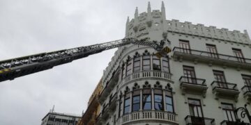 La plaza del Ayuntamiento se prepara para la pólvora: arranca la inspección de fachadas antes de las mascletaes
