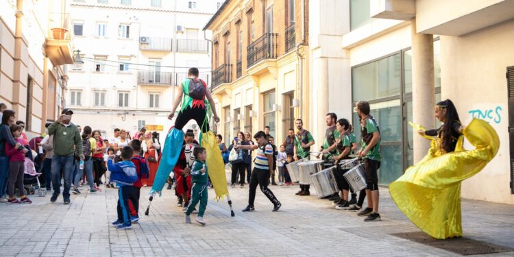 El Ayuntamiento destina 200.000 euros a subvencionar programaciones y proyectos culturales 1 0213 Circ al carrer ©Mike Water
