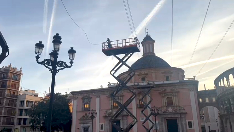 Valencia retira el emblemático toldo de la Plaza de la Virgen tras más de una década sin uso 2 0218 Retirada tendal placa Mare de Deu 02