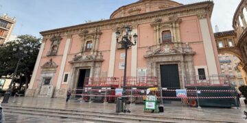 Valencia retira el emblemático toldo de la Plaza de la Virgen tras más de una década sin uso