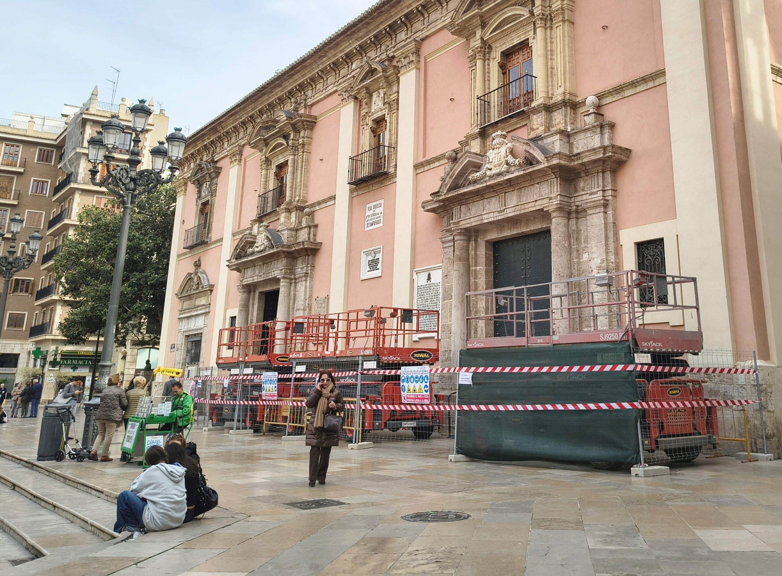 Valencia retira el emblemático toldo de la Plaza de la Virgen tras más de una década sin uso 3 0218 Retirada tendal placa Mare de Deu 06 scaled