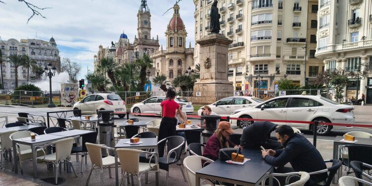 Valencia impulsa una imagen unificada para las terrazas de la plaza del Ayuntamiento 1 0218 Terrasses placa Ajuntament