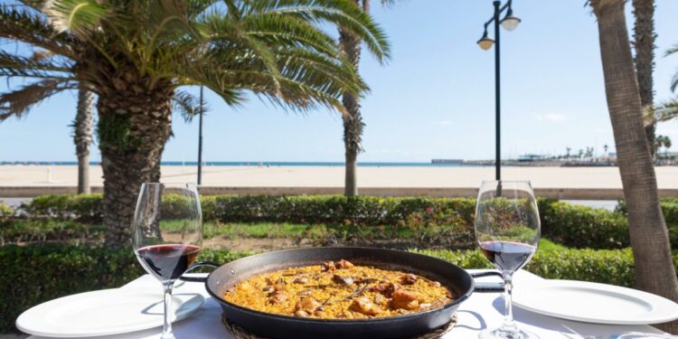 La Paella Valenciana como asignatura pendiente. Un docente solicita su inclusión académica siguiendo el modelo de la Maestría de corte de jamón 1 0708 Turisme Valencia Paella scaled 1