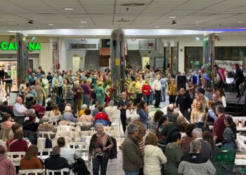 Torrent celebra el amor y la convivencia: más de 300 mayores disfrutan del Baile de San Valentín