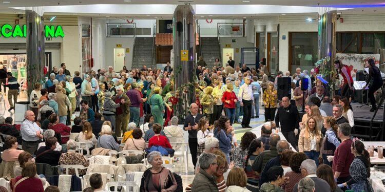 Torrent celebra el amor y la convivencia: más de 300 mayores disfrutan del Baile de San Valentín