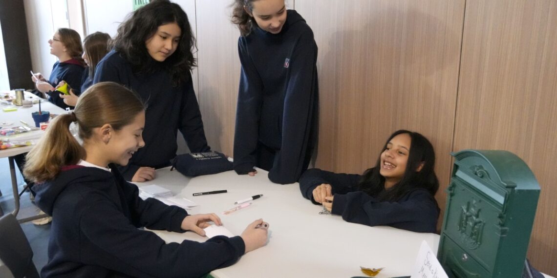 Alumnos de Valencia trabajan la empatía y la conciencia social durante la Semana de la Salud Mental 1 Alumnos de BSV duranta la Semana de la Salud Mental 2 Mediana
