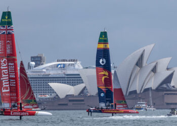 Los Gallos siguen de dulce: el equipo español lidera la tabla tras el primer día de carreras de la SailGP en Sídney