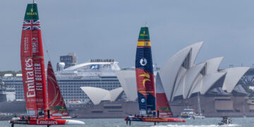 Los Gallos siguen de dulce: el equipo español lidera la tabla tras el primer día de carreras de la SailGP en Sídney