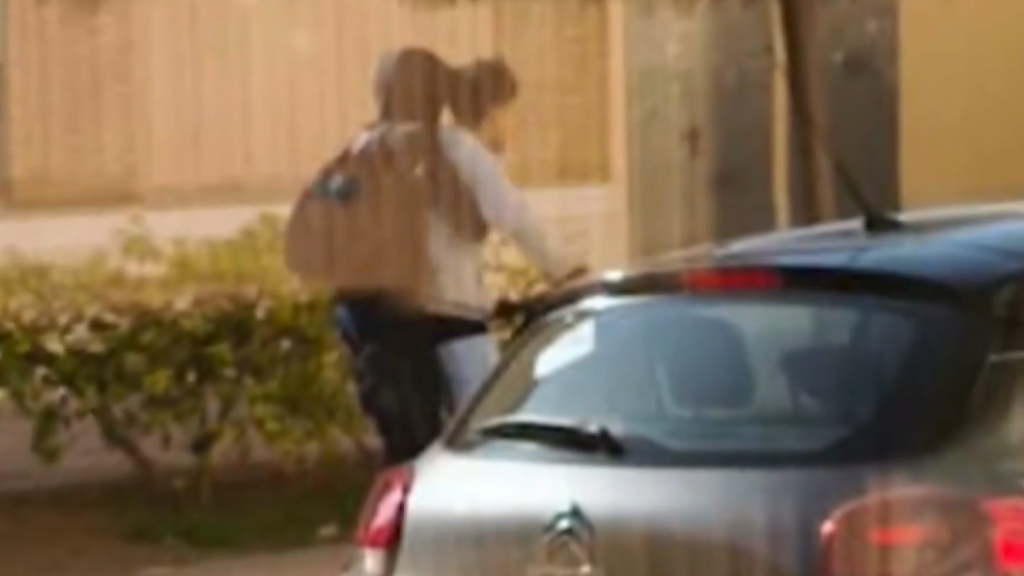 Una mujer de 71 años, brutalmente agredida en plena calle en Campanar tras un intento de robo 2 Brutal agresion a una mujer de 71 anos en Campanar dos individuos en patinete la golpearon hasta dejarla inconsciente 4